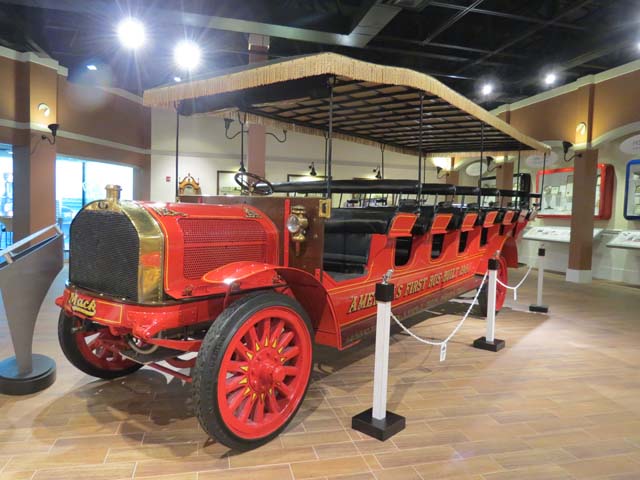Sobre este chasis Mack AB en 1909 se fabricaba el primer autobús o camión para pasajeros de los USA.